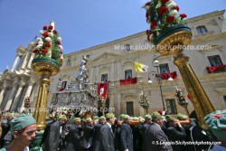 I berretti verdi portano Santa Lucia